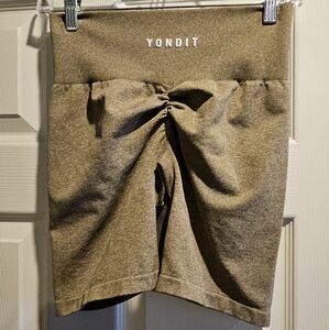 Fitness scrunch shorts